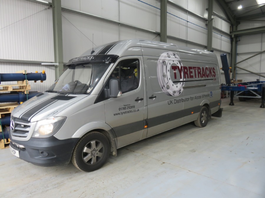 Tyretracks of Eccleshall - Alloy wheel fitting!